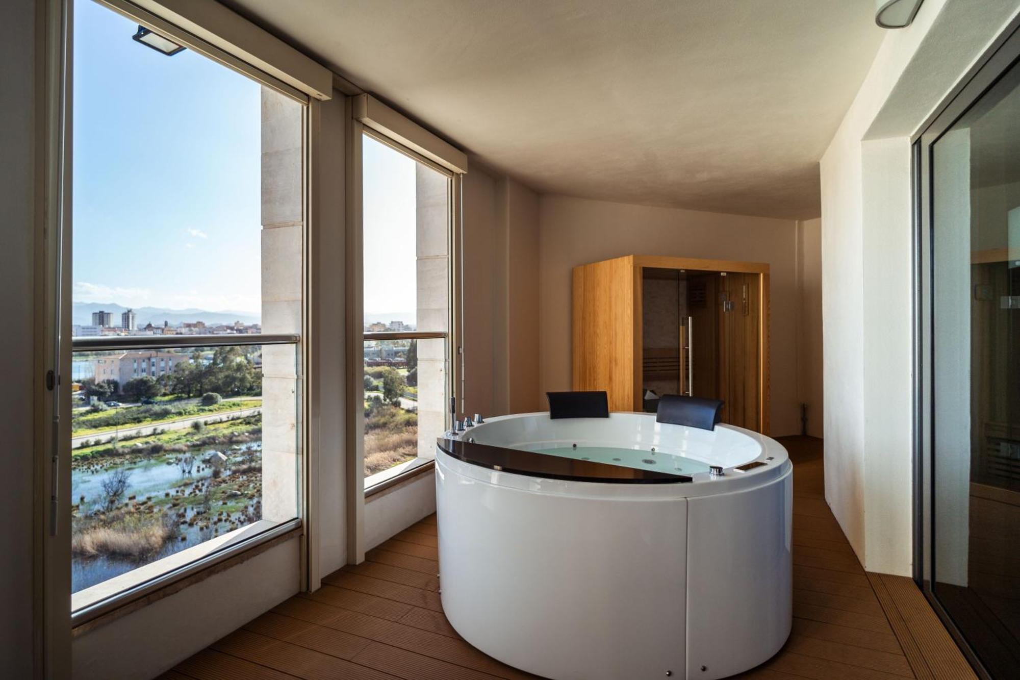 Отель Doubletree By Hilton Olbia - Sardinia Экстерьер фото